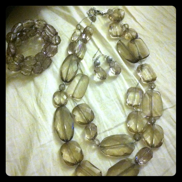 Necklace, earring, and bracelet bundle set!