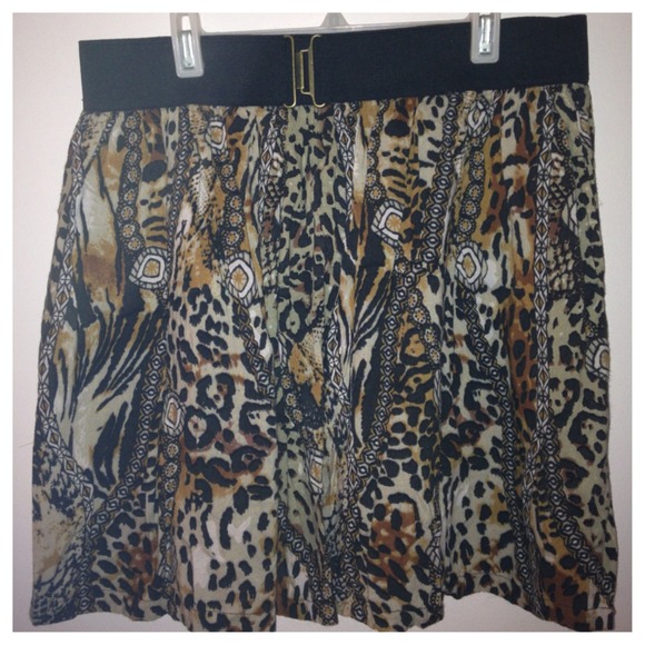 Scattered printed skirt .