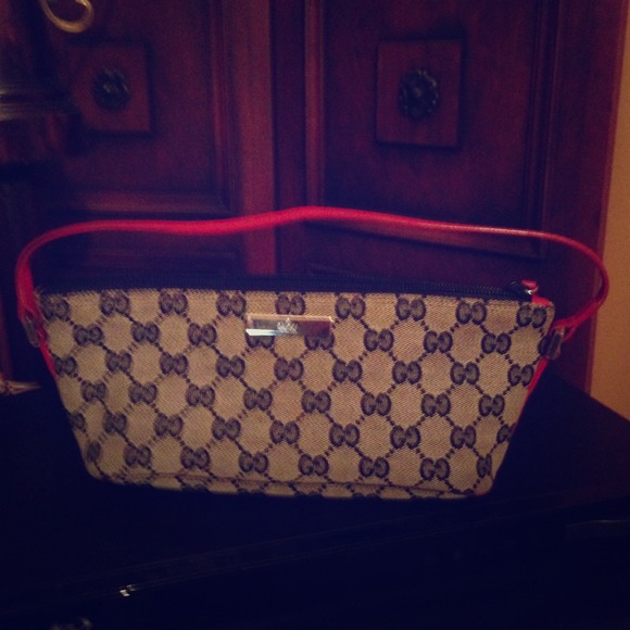 **********SOLD*****Authentic Gucci pouchette.