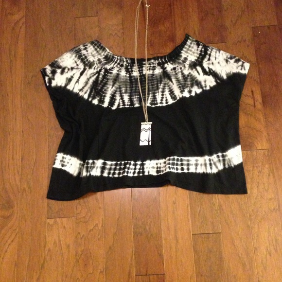 Traded 🚫🚫Black and white crop top