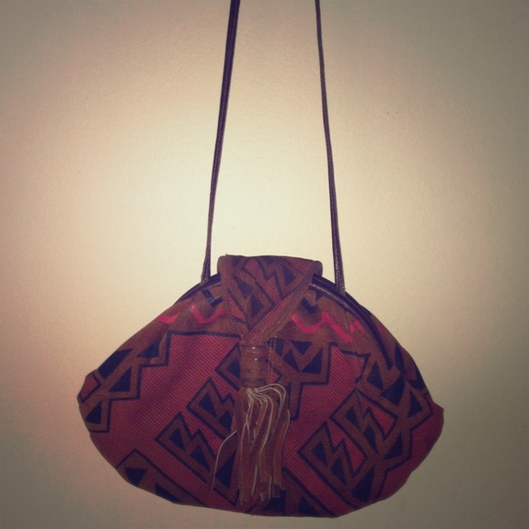 🚫Sold🚫 Vintage Aztec cross body!!!