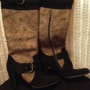 Very chic leopard print boots