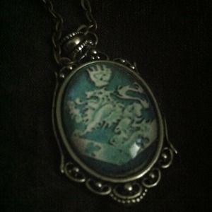 *Twilight* Cullen Family Crest necklace. New cond!