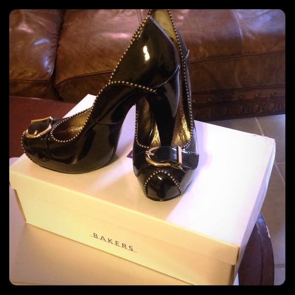 BAKERS size 8 pumps