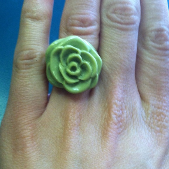 Green rose ring size 7