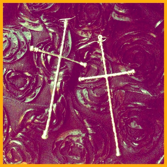 ❌SOLD❌Silver Cross Earrings