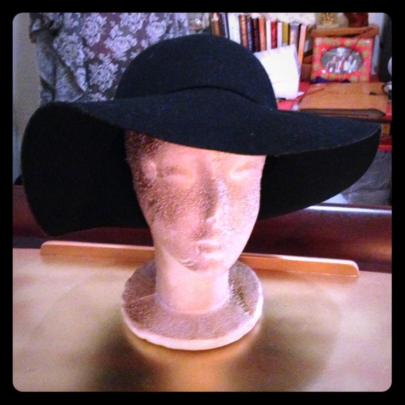***Sold*** Black wide brimmed winter hat