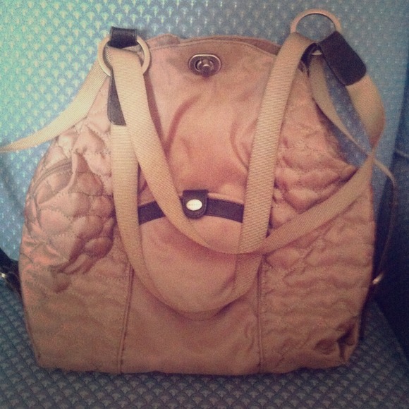 Mosey shoulder bag. Can be carried as a backpack.