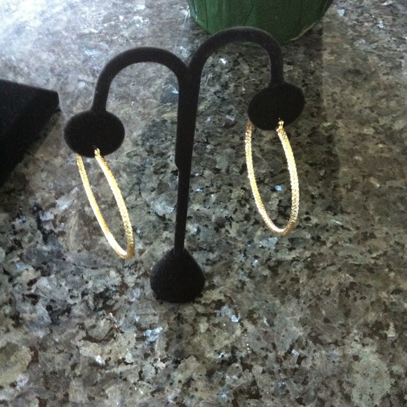 Gold tone medium size hoops