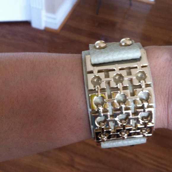 🌞🌞SOLD🌞🌞Beige leather w gold cuff bracelet