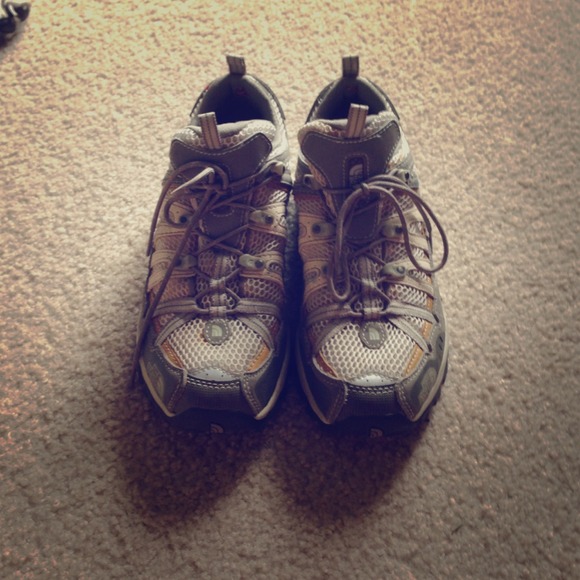Hiking tennis shoes