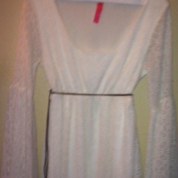 Adorable white flare sleeve dress. Sz. Med. w/belt