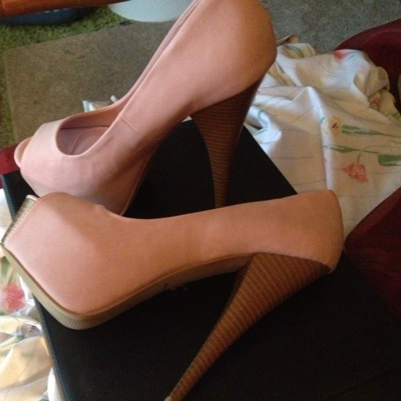 7.5 "just fab" pink and wood heels