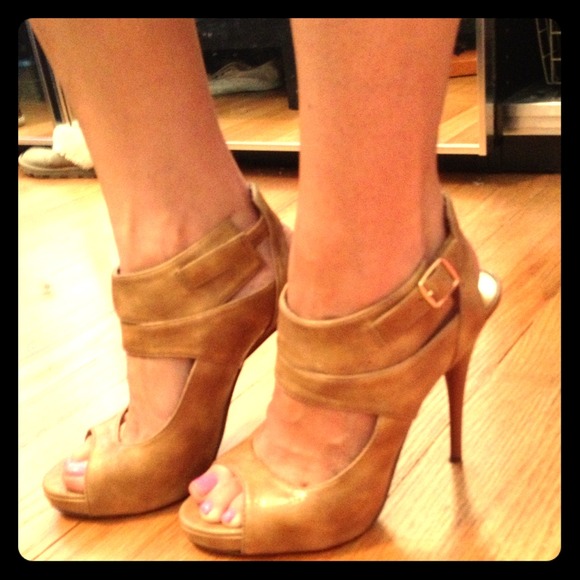 Michael Antonio beige pumps size 7.5