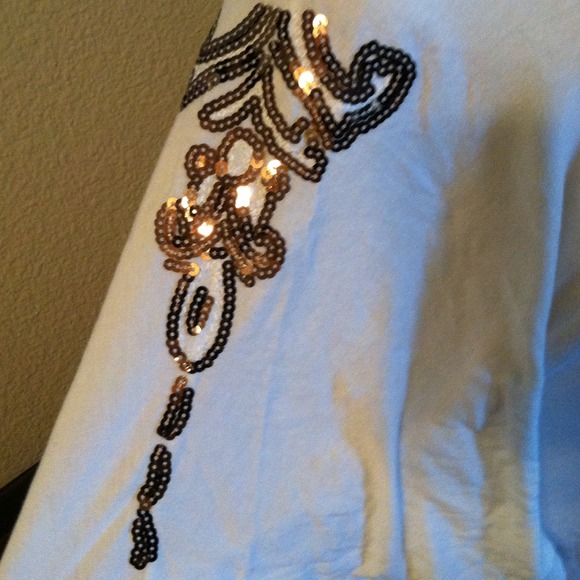 White Bat Wing Blouse! With Beautiful Detail - Picture 2 of 2