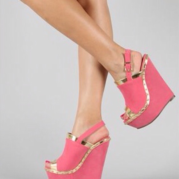 Pink/gold studded wedge