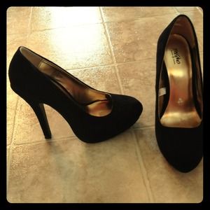 Size 5.5 Mossimo 5in platform heels...black suede