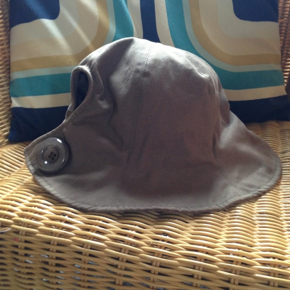 💥SOLD💥Olive hat with large glittery button