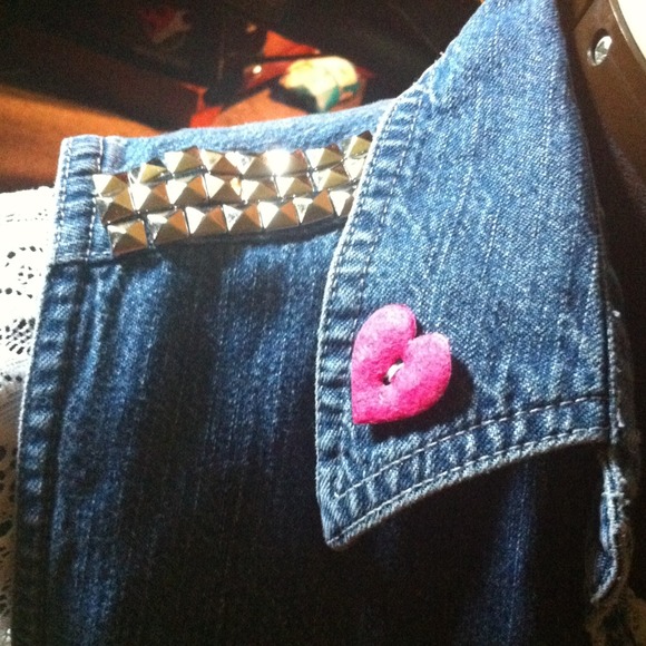 Crop top length Snow White vest. - Picture 3 of 4