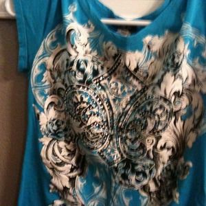 Turquoise blue tshirt.