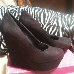 Black wedges