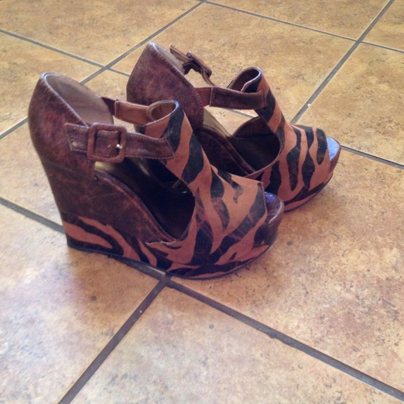 Luichiny giraffe print wedges
