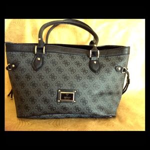 NWOT Beautiful black Guess handbag