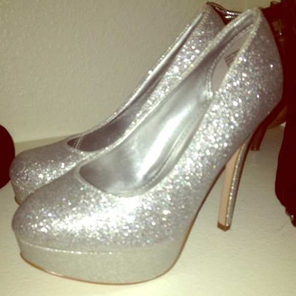 Size 6 1/2 silver glitter pimps never been worn