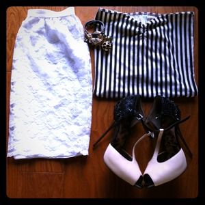 Fitted white lace mini skirt