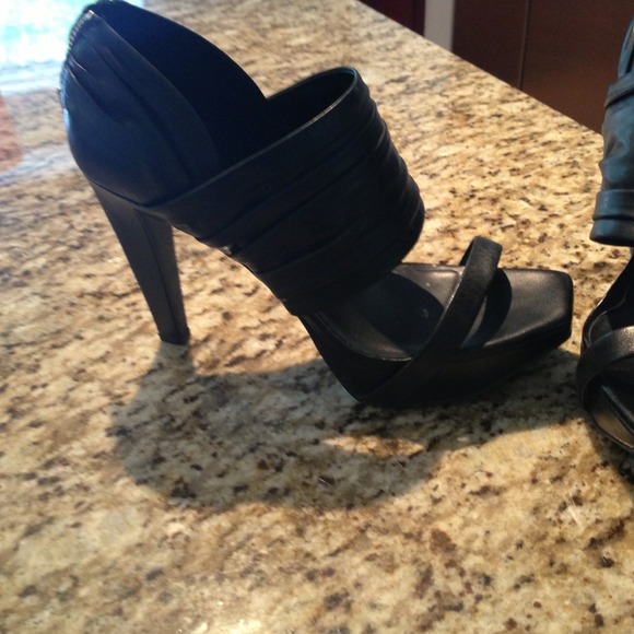 Jessica Simpson black leather sandals - Picture 2 of 4