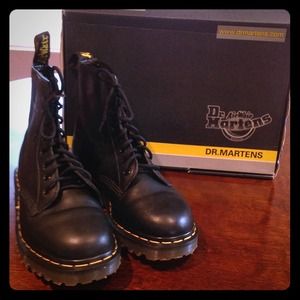Dr martens authentic boots size 9 mint condition!
