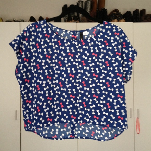 ❌SOLD❌ Crop Top (Bow design)