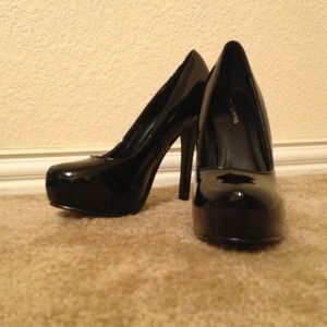 Black leather platform pumps