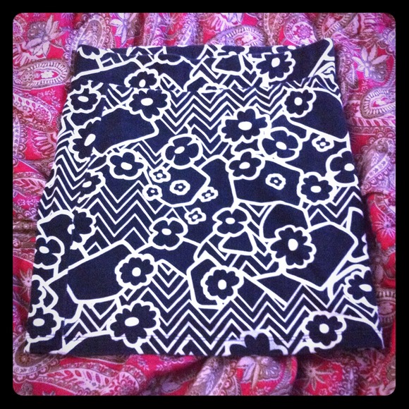 Forever 21 black and white floral tight skirt