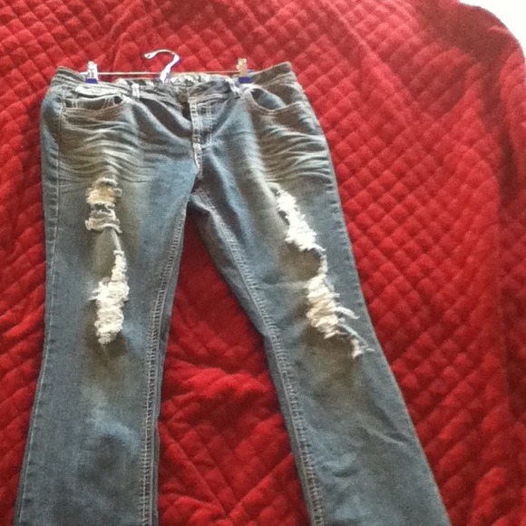 Distressed jeans - Picture 2 of 4