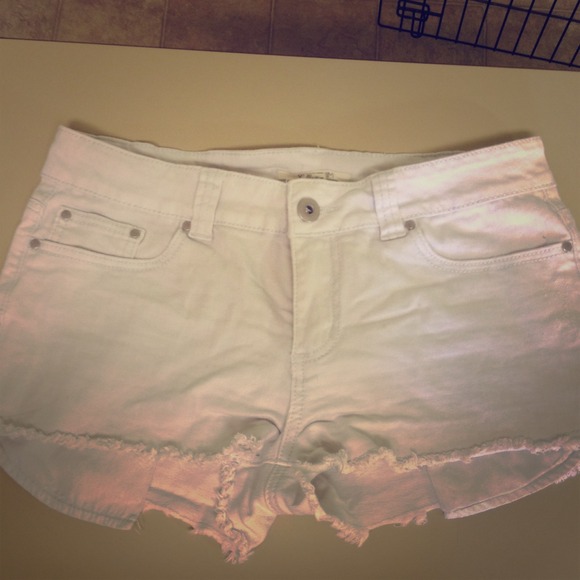 ❤❤SOLD❤❤Forever 21 white denim shorts!