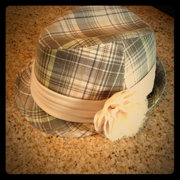 Nice hat with flower! Flower is removable!