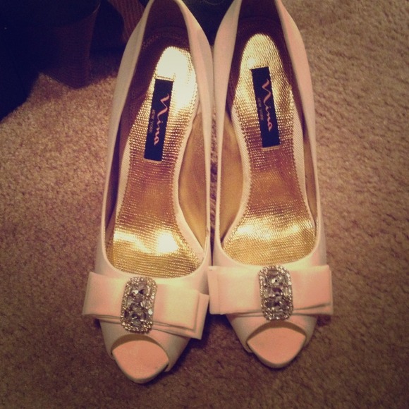 Satin white dressy pumps