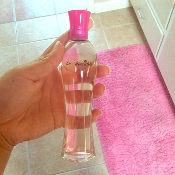 7 fl oz of be kissable