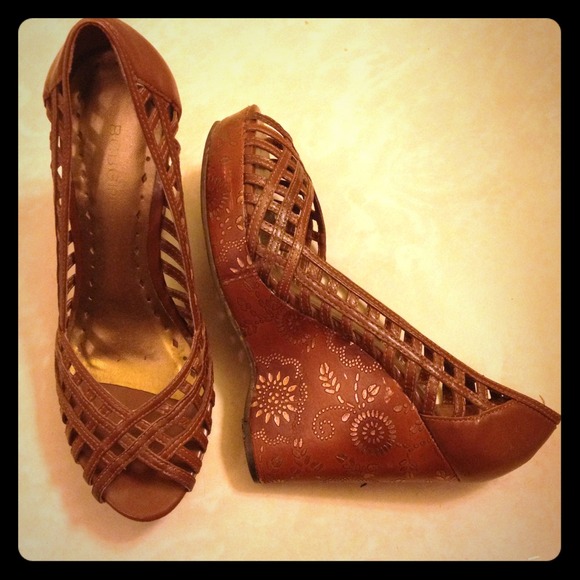 ⚡REDUCED⚡BCBG Wedge shoe
