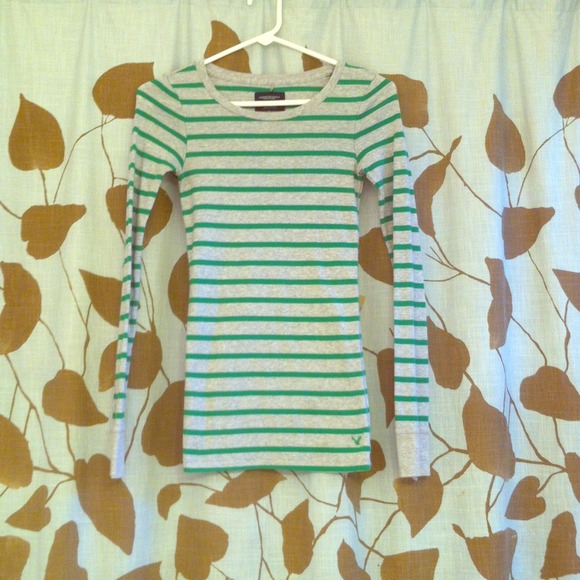 American Eagle Long Sleeve! 💚 - Picture 1 of 3