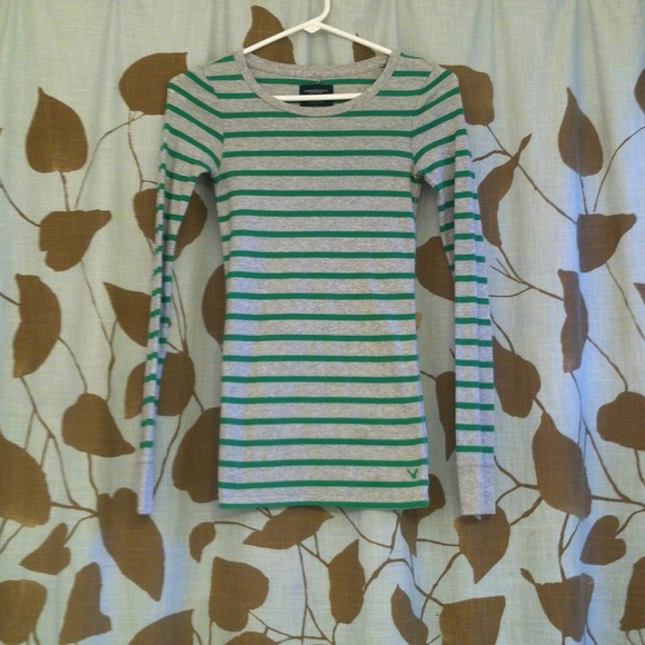 American Eagle Long Sleeve! 💚 - Picture 2 of 3
