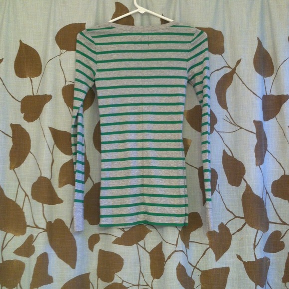 American Eagle Long Sleeve! 💚 - Picture 3 of 3