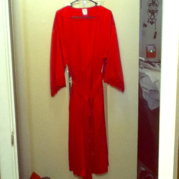 Natori red robe with lace sleeves