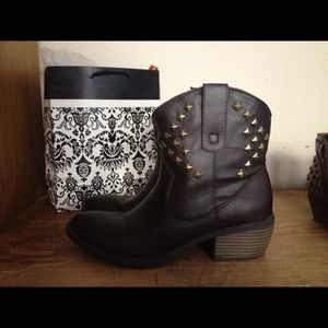 ✨REDUCED✨Studded Boots!