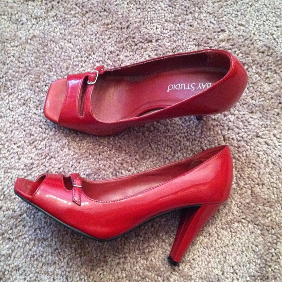 Red high heels - Picture 2 of 3