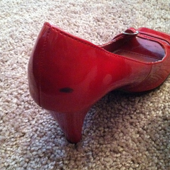 Red high heels - Picture 3 of 3