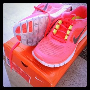 🔥 Peach & Lime Green Nike Free 3.0 🔥