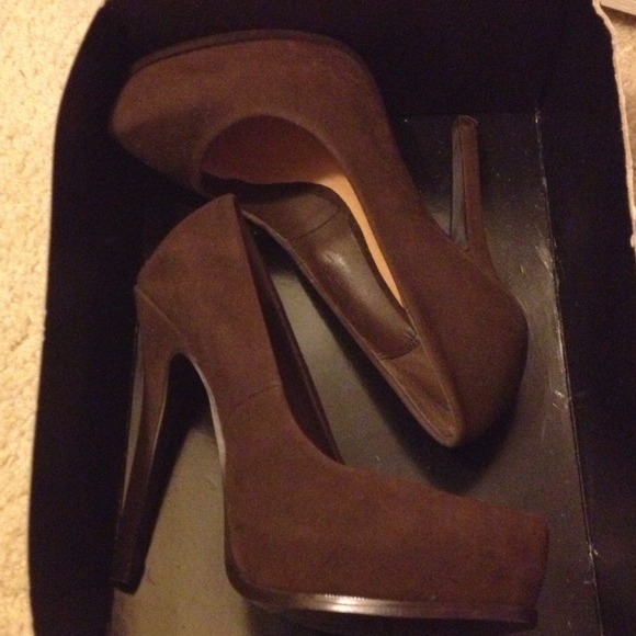 Pumps - Picture 2 of 3