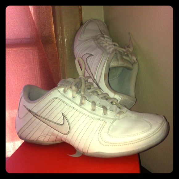 ❤PRICE REDUCED❤Nike Cheer Shoes 6.5